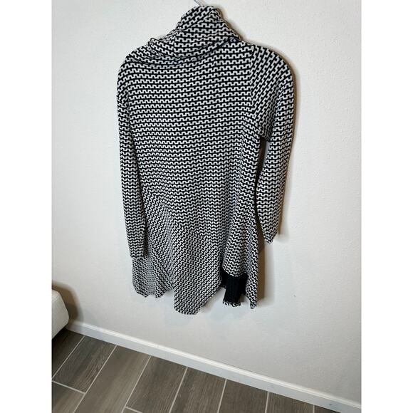 Niche geometric cowl‎ neck top -s - Picture 3 of 3